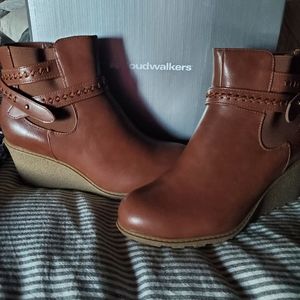 NWT Avenue Cloudwalker Wedge Booties